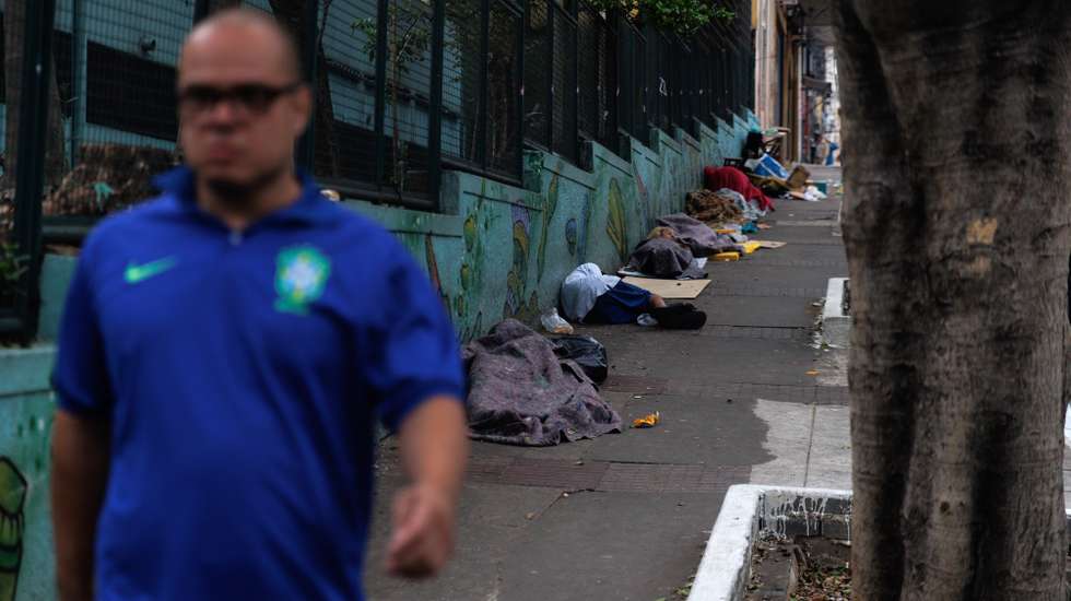 epa11687502 Homeless people sleep in front of a school where the second round of the mayoral elections in Sao Paulo are being held in the city of Sao Paulo, Brazil, 27 October 2024. Almost 34 million Brazilians are called to vote, which will remain open for the next nine hours, until 5:00 p.m. in Brasilia (8:00 p.m. GMT). The election is shaping up in many cities as a direct contest between the progressivism led by Lula and the extreme right embodied by Bolsonaro, who was disqualified last year for delegitimizing democratic institutions with false information.  EPA/Isaac Fontana