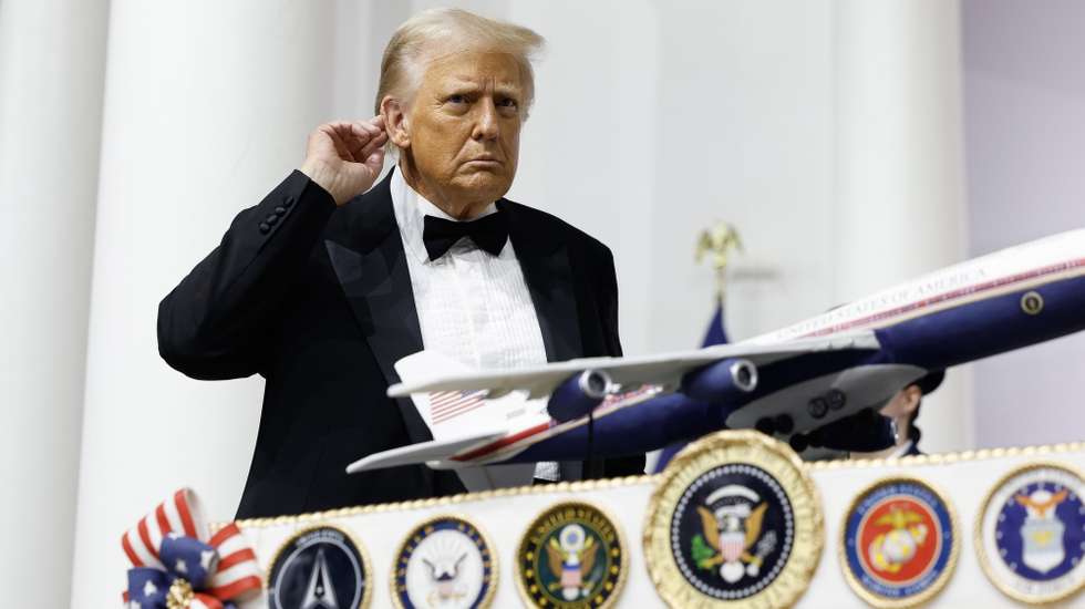 epa11841030 US President Donald Trump cuts the cake during the Commander-in-Chief Ball in Washington, DC, USA, 20 January 2025.  Earlier Trump was sworn in for a second term as president of the United States in the rotunda of the US Capitol, though the ceremonies and events surrounding the presidential inauguration were moved indoors due to extreme cold temperatures.  EPA/ANNA MONEYMAKER / POOL