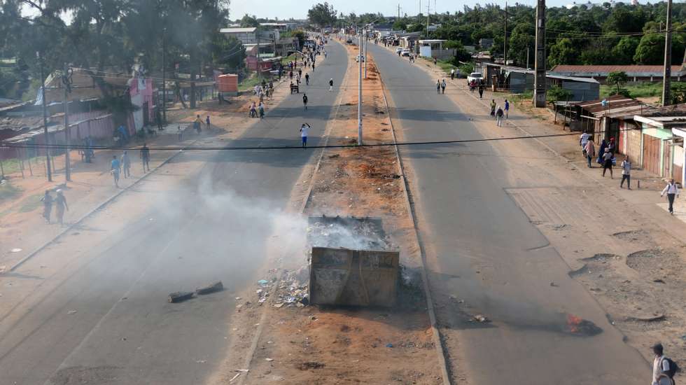 Populares bloquearam hoje uma das principais avenidas de acesso a diversos bairros de Maputo, protestando contra disparos da polícia à caravana do político Venâncio Mondlane, no dia em que se assinou um acordo para travar a crise pós-eleitoral, Maputo, Moçambique, 05 de março de 2025. ESTÊVÃO CHAVISSO/LUSA