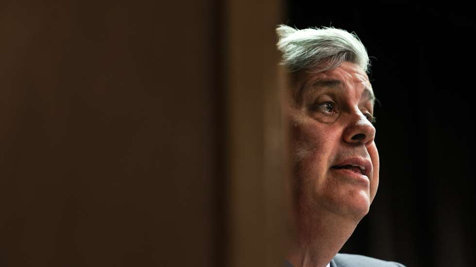 O governador do Banco de Portugal, Mário Centeno, usa da palavra na sessão de encerramento do Fórum Banca 2025, organizado pelo Jornal Económico, e que junta representantes de bancos nacionais, decisores políticos, dos setores dos seguros e das 'fintechs' para fazer o "raio-x" da banca e projetar o futuro do setor, num hotel em Lisboa, 12 de março de 2025. TIAGO PETINGA/LUSA