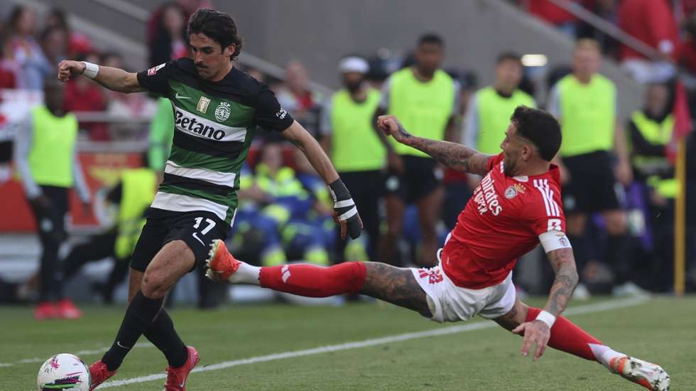 Benfica`s Otamendi (R) fights for the ball with Sporting`s Trincao during their Portuguese First League soccer match held at Luz Stadium, Lisbon, Portugal, 10th May 2025. TIAGO PETINGA/LUSA