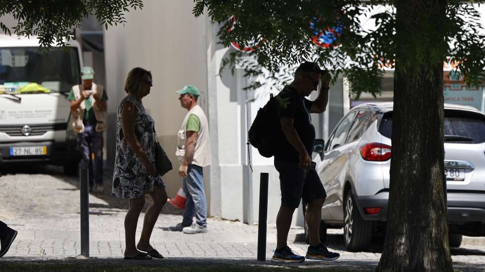 Turista tentam proteger-se do calor num dia em que as temperaturas máximas irão rondar os 40 graus, Évora, 27 de junho de 2025.As temperaturas mínimas vão oscilar entre os 15 graus Celsius (Braga e Viana do Castelo) e os 25 (Faro) e as máximas entre os 25 (Viana do Castelo) e os 40 (Évora). NUNO VEIGA/LUSA