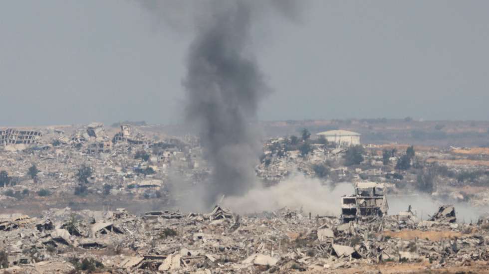 epaselect epa12294746 Smoke rises from destroyed buildings following an Israeli airstrike inside Gaza, as seen from the Israeli side, near the border with Gaza Strip, in southern Israel, 12 August 2025. Over 61,400 Palestinians have been killed in the Gaza Strip since October 2023, according to the Palestinian Ministry of Health, and about 1,200 Israelis have been killed since the launch of an Israeli military campaign in response to a cross-border attack by Hamas on 07 October 2023  EPA/ABIR SULTAN