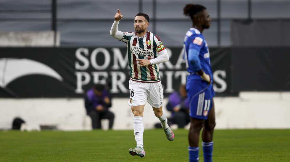 O jogador do Estrela da Amadora Kikas festeja o golo contra o AVS durante o jogo da Primeira Liga de futebol, realizado no Estádio José Gomes, na Amadora, 27 de setembro de 2025. FILIPE AMORIM/LUSA
