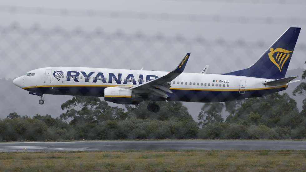epa12348222 A Ryanair airplane lands at Santiago de Compostela airport in Galicia, Spain, 03 September 2025. The Irish company announced it will reduce 16 percent of its capacity in Spain, which implies it will eliminate one million seats from their offer to regional airports in Spain. Ryanair also announced they will stop their operations in Vigo and North Tenerife.  EPA/LAVANDEIRA JR