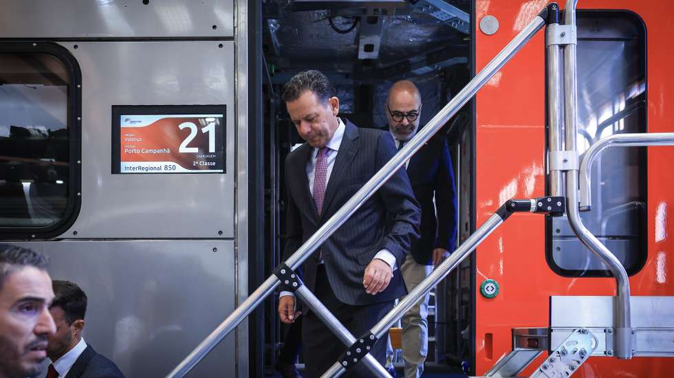 O primeiro-ministro, Luís Montenegro (C), acompanhado pelo ministro das Infraestruturas e Habitação de Portugal, Miguel Pinto Luz (D), durante a cerimónia de lançamento de nova oficina de manutenção de material circulante ferroviário/futura fábrica da Alstom, Porto, 30 de junho de 2026. JOSÉ COELHO/LUSA