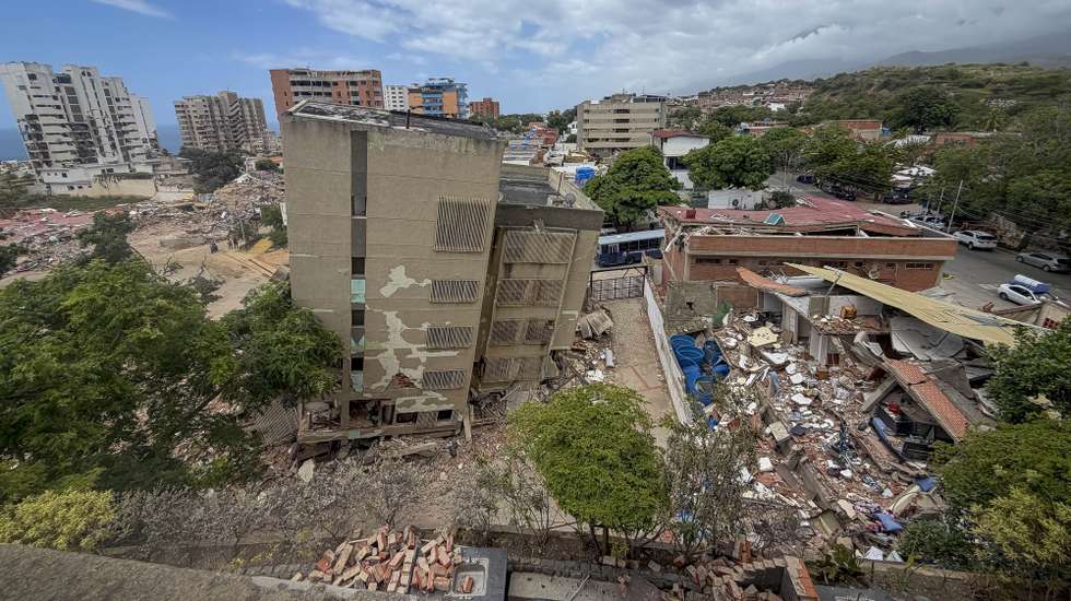 epa13116192 A view of a destroyed building caused by the late June earthquakes in Catia La Mar, Venezuela, 16 July 2026. The death toll from the twin earthquakes that struck northern Venezuela on 24 June rose to 4,930, after 101 new deaths were reported, according to Jorge Rodriguez, president of the National Assembly (AN, Parliament).  EPA/MIGUEL GUTIERREZ