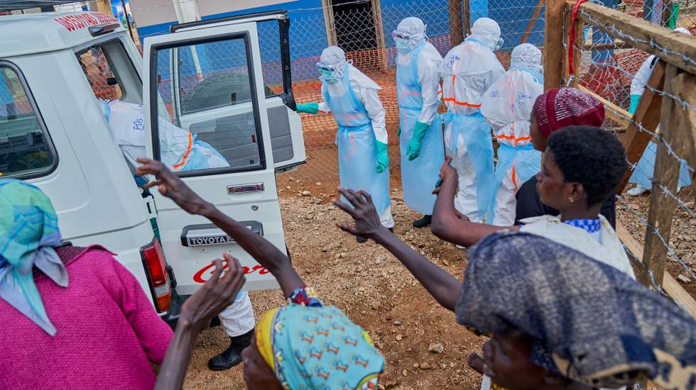 epa13127229 Relatives of Ebola victim react as a coffin is carried into a hearse at the Ebola treatment center of the General Hospital in Bunia, Ituri province, Democratic Republic of Congo, 22 July 2026. According to the World Health Organization (WHO), the province of Ituri remains the epicenter of the Bundibugyo variant of the Ebola virus, reaching almost 1000 deaths.  EPA/DIEUDONNE DIROLE