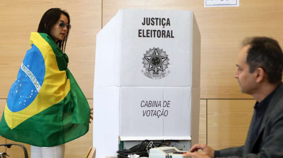 Cidadãos brasileiros votam para a segunda volta das eleições do Brasil, na Faculdade de Direito, 28 outubro 2018, em Lisboa. Cerca de 40 mil brasileiros (39.118) residentes em Portugal podem votar na segunda volta das eleições presidenciais do seu país, segundo dados do consulado do Brasil em Lisboa.  MANUEL DE ALMEIDA / LUSA