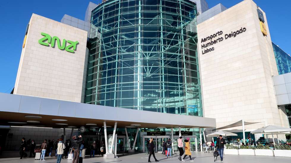 Passageiros à entrada do Aeroporto Humberto Delgado, Lisboa, 21 de janeiro de 2020. Elementos da PSP e da GNR realizam hoje protestos em simultâneo em Braga, Lisboa e Faro, numa ação convocada pelos sindicatos, enquanto o Movimento Zero (M0) inicia uma vigília nos aeroportos portugueses.  JOÃO RELVAS/LUSA
