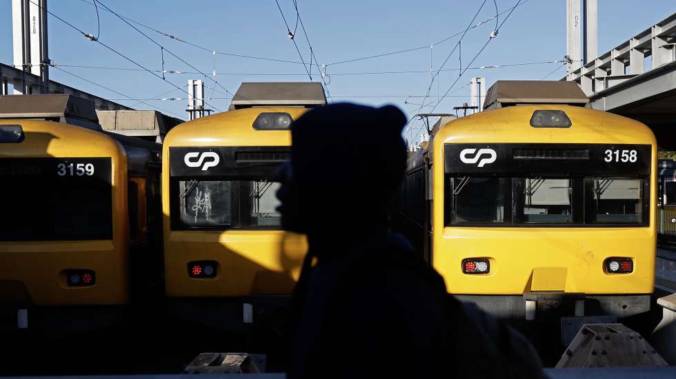Comboios parados na Estação do Cais do Sodré no início da greve de trabalhadores maquinistas da CP - Comboios de Portugal, convocada pelo Sindicato Nacional dos Maquinistas dos Caminhos de Ferro Portugueses (SMAQ), até dia 21 de fevereiro, em Lisboa, 09 de fevereiro de 2023. Os trabalhadores exigem aumentos salariais, valorização das carreiras, melhores condições de trabalho e de segurança, humanização das escalas de serviço, horas de refeição enquadradas e redução dos repousos fora da sede; e o reconhecimento e valorização das exigências profissionais e de formação dos maquinistas pelo novo quadro legislativo. ANTÓNIO PEDRO SANTOS/LUSA