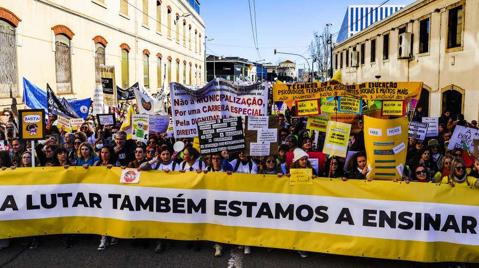 Manifestação de professores e outros profissionais de educação convocada pelo Sindicato de Todos os Profissionais da Educação (STOP) como resposta à convocatória do Ministério da Educação para a definição de serviços mínimos nas escolas, em Lisboa, 28 de janeiro de 2023. MANUEL DE ALMEIDA/LUSA
