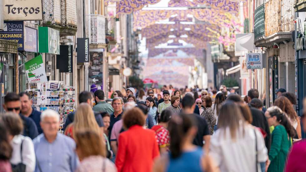 Várias pessoas passeiam na rua durante a Semana Santa em Braga, 06 de abril de 2023. HUGO DELGADO/LUSA
