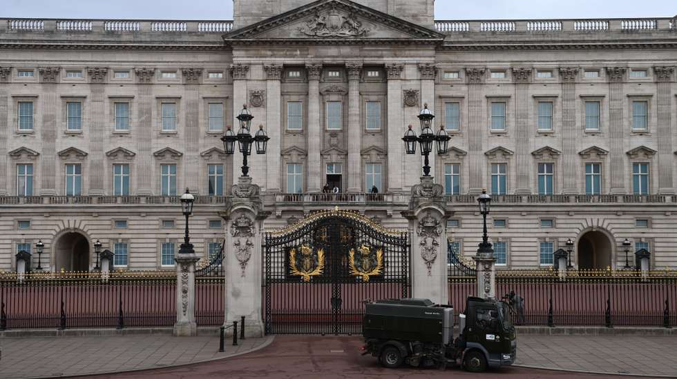 epa10611451 A road cleaning truck outside Buckingham Palace ahead of Britain's King Charles III and the Queen Consort Camilla travelling from Buckingham Palace to Westminster Abbey for their Coronation ceremony in London, Britain, 06 May 2023. The King's Procession in the Diamond Jubilee State coach is accompanied by The Sovereign’s Escort of the Household Cavalry.  EPA/Neil Hall