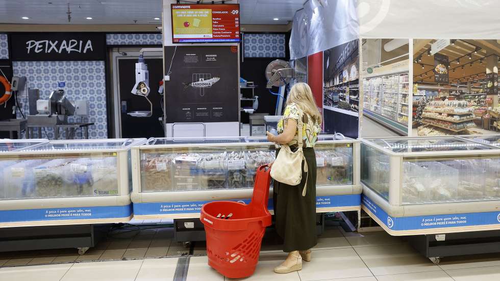 Uma cliente num hipermercado, no dia em que entra em vigor a lei que procede à aplicação transitória de isenção de IVA a certos produtos alimentares, em Lisboa, 18 de abril de 2023. ANTÓNIO PEDRO SANTOS/LUSA