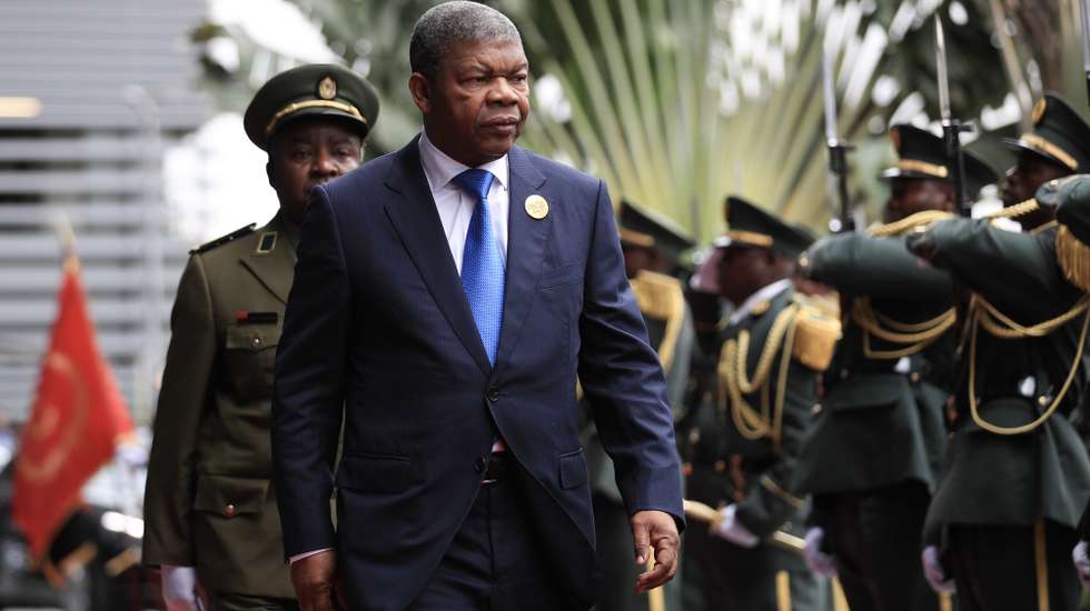 O Presidente de Angola, João Lourenço, passa revista às tropas em parada durante a sessão de abertura da 3.ª Bienal de Luanda - Fórum Pan-Africano para a Cultura de Paz e Não-Violência, sob o lema “Educação, Cultura de Paz e Cidadania Africana Como Ferramentas Para O Desenvolvimento Sustentável Do Continente”, em Luanda, Angola, 22 de novembro de 2023. O fórum reúne chefes de Estado e de Governo do continente e do mundo, jovens líderes, organizações internacionais, instituições financeiras, setor privado, sociedade civil, comunidades científicas, artísticas e desportivas, que abordam questões cruciais sobre o continente africano e procuram promover a prevenção da violência e fomentar a resolução pacífica de conflitos, incentivando o intercâmbio cultural em África e o diálogo Intrageracional. AMPE ROGÉRIO/LUSA