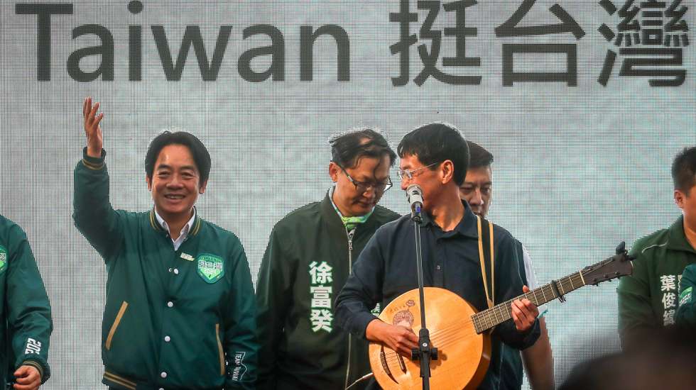 epa11039740 Taiwan Vice President and ruling Democratic Progressive Party presidential candidate for the 2024 election, William Lai (Lai Ching-te)(L), greets supporters during a campaign rally in Pingtung county, Taiwan, 21 December 2023. The Taiwan presidential election is scheduled to be held on 13 January 2024.  EPA/RITCHIE B. TONGO