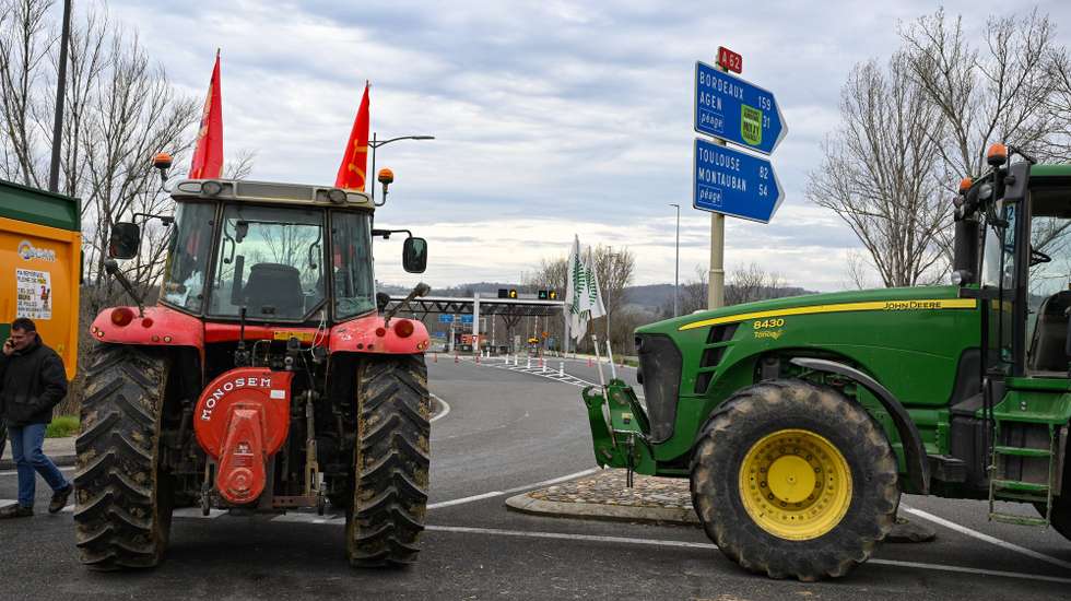 epa11096136 French farmers from the Occitanie region take part in a demonstration with their tractors in Saint-Loup, southern France, 22 January 2024. The farmers’ demonstration was called by The Regional Federation of Farmers' Unions (FRSEA) and the Young Farmers of Occitanie under the slogan 'We walk on our heads' (meaning this makes no sense) to denounce tax increases and government policy.  EPA/CAROLINE BLUMBERG