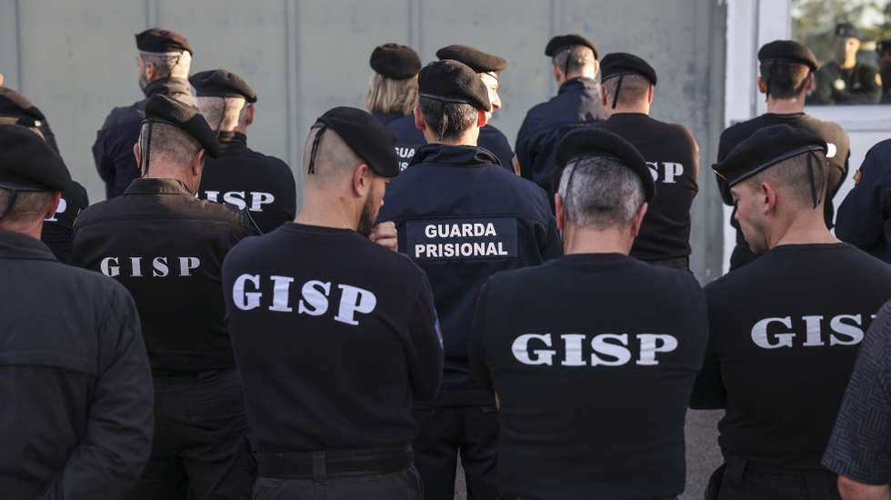 Guardas prisionais participam numa vigília organizada pelo Sindicato Nacional da Guarda Prisional (SNCGP), em protesto pelas condições de carreira e trabalho, incluindo a questão do subsídio de missão, esta manhã em frente ao Estabelecimento Prisional de Monsanto, 25 de janeiro de 2024. MIGUEL A. LOPES/LUSA