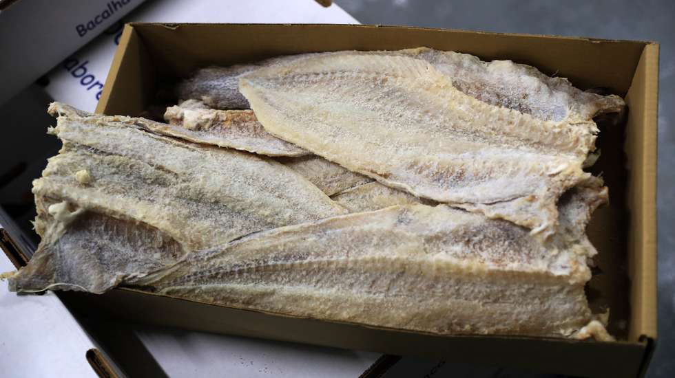 Funcionários pesam peixe seco salgado, abrótea (Phycis Phycis), na Atlântico Foods, empresa de origem portuguesa sediada em Viana, Luanda, Angola, 19 de dezembro de 2023. Uma empresa de origem portuguesa criou um “bacalhau Made In Angola”, usando peixe seco salgado da mesma família do legítimo, para ajudar os angolanos a contornar a crise e desfrutar da tradicional ceia de Consoada, gastando um pouco menos. (ACOMPANHA TEXTO DA LUSA DE 23-12-2023) AMPE ROGÉRIO/LUSA