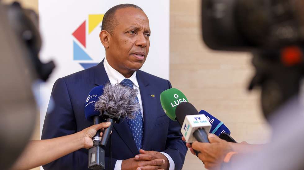 O primeiro-ministro de São Tomé e Príncipe, Patrice Trovoada, fala aos jornalistas após ter sido recebido pelo seu homólogo cabo-verdiano, Ulisses Correia e Silva, durante a  Conferência Internacional “Liberdade, Democracia e Boa Governança Um olhar a partir de Cabo Verde” realizada na Ilha do Sal, Cidade da Praia, 08 de abril de 2024. ELTON MONTEIRO/LUSA