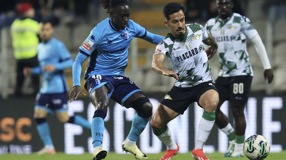 O jogador do Moreirense FC Alanzinho (C-D) disputa a bola com o jogador do FC Vizela Domingos Quina (C-E), durante o jogo da Primeira Liga de futebol entre o Moreirense FC e o FC Vizela, disputado no Estádio Comendador Joaquim de Almeida Freitas, em Moreira de Cónegos, 03 de maio de 2024. ESTELA SILVA/LUSA