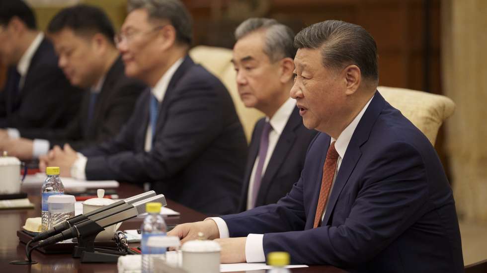 epa11505278 Chinese President Xi Jinping (R) and his delegation attend a meeting with Italian Premier Giorgia Meloni (not seen) at the Diaoyutai State Guesthouse in Beijing, China, 29 July 2024.  EPA/VINCENT THIAN / POOL