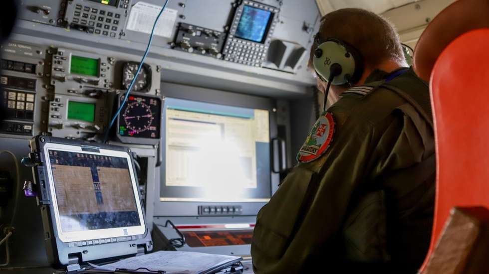 Tripulante da  Aeronave P3-C “Orion” em missão de fiscalização na Zona Económica Exclusiva de Cabo Verde, Cidade da Praia, 28 de março de 2024. A missão de patrulhamento efetuada pelo Destacamento da Força Aérea Portuguesa em Cabo Verde é composta por uma aeronave P3-C “Orion” e uma tripulação de 38 militares e estará em Cabo Verde, entre 21 de março e 02 de abril, realizando missões de fiscalização conjunta da Zona Económica Exclusiva de Cabo Verde. (ACOMPANHA TEXTO DE 29-03-2024) ELTON MONTEIRO/LUSA