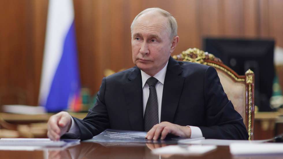 epa11715000 Russian President Vladimir Putin meets with Head of the Republic of North Ossetia-Alania Sergei Menyailo at the Kremlin in Moscow, Russia, 11 November 2024.  EPA/VYACHESLAV PROKOFYEV/SPUTNIK/KREMLIN POOL MANDATORY CREDIT