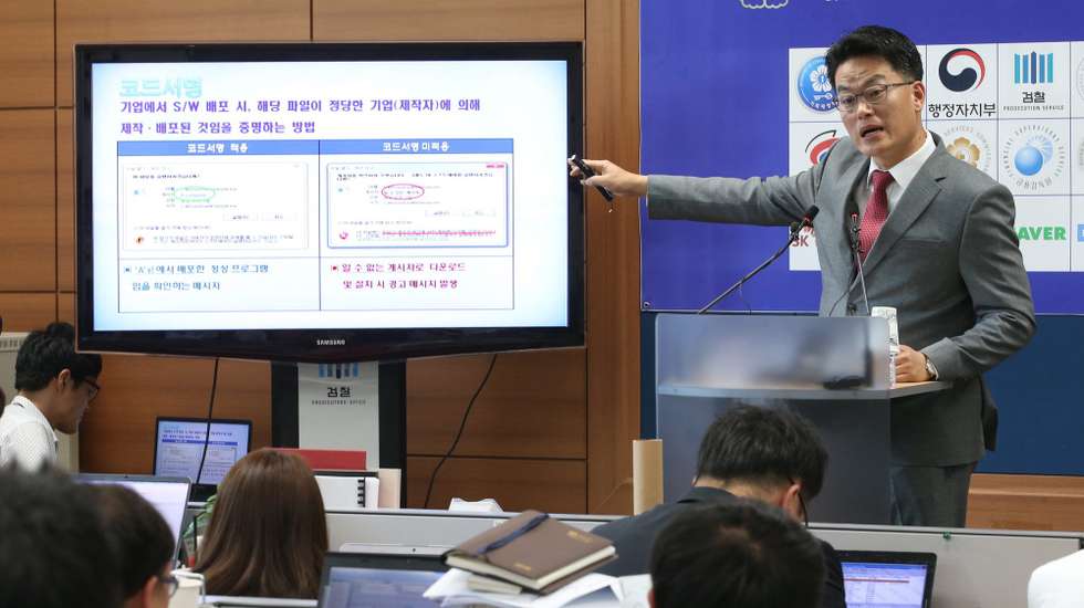 epa05338118 A senior prosecutor holds a news conference at the Seoul High Prosecutors' Office in southern Seoul, South Korea, 31 May 2016, to announce that a North Korean hacking group is suspected of having launched a series of cyberattacks against a South Korean cybersecurity service firm since November.  EPA/YONHAP SOUTH KOREA OUT