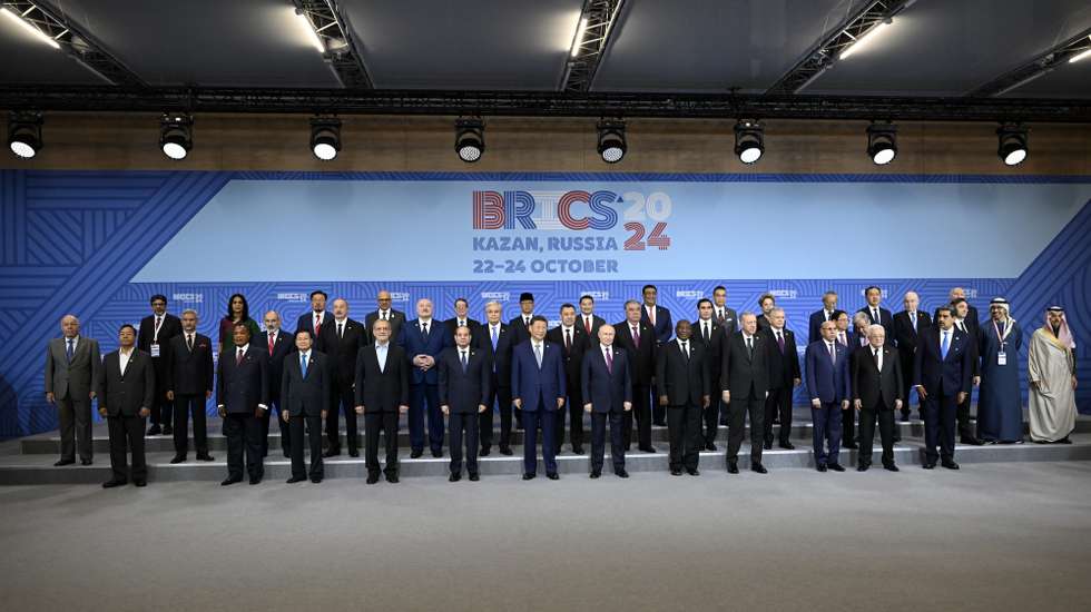 epa11679405 Russian President Vladimir Putin and participants in the outreach/BRICS Plus format meeting pose for a family photo during the BRICS summit in Kazan, Russia, 24 October 2024. The BRICS summit takes place from 22 to 24 October.  EPA/ALEXANDER NEMENOV / POOL