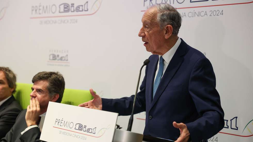 O Presidente da República, Marcelo Rebelo de Sousa, discursa na cerimónia de entrega do Prémio Bial de Medicina Clínica 2024, na Aula Magna da Faculdade de Medicina da Universidade de Lisboa, 12 de fevereiro de 2025. Prémio Bial de Medicina Clínica 2024 foi atribuído ao médico e cientista Tiago Gil Oliveira pelo trabalho que permite identificar as regiões do cérebro mais afetadas pela doença de Alzheimer. MANUEL DE ALMEIDA/LUSA