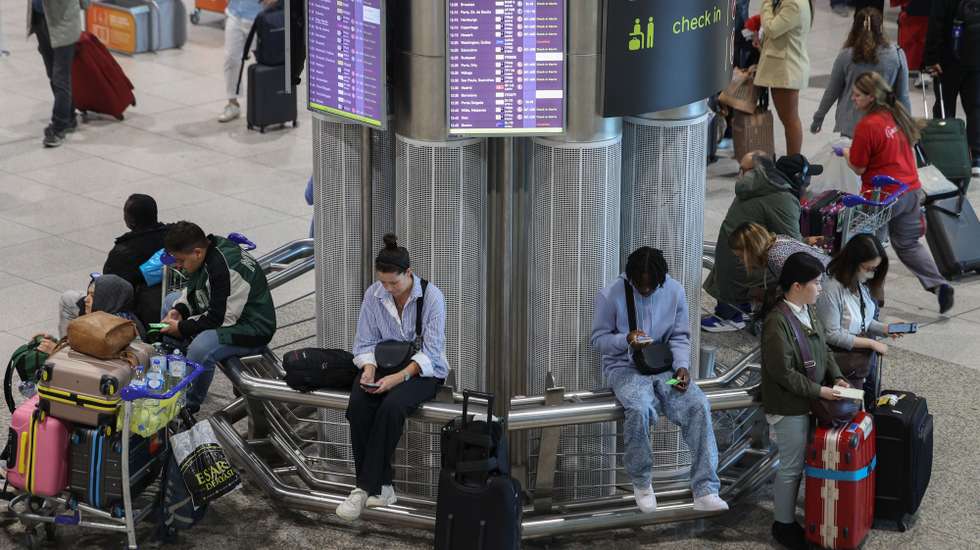 A maior parte dos controles de embarque do aeroporto Humberto Delgado em Lisboa, está a funcionar, registando-se às 10h00, dez voos cancelados e uma longa fila para a recuperação de bagagem perdida, 29 de abril de 2025. TIAGO PETINGA/LUSA