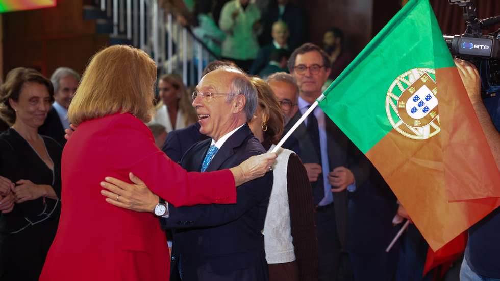 Luís Marques Mendes cumprimenta Leonor Beleza durante a apresentação da Comissão de Honra da sua candidatura à Presidência da República na União de Associações do Comércio e Serviços, Lisboa, 03 de junho de 2025. MANUEL DE ALMEIDA/LUSA