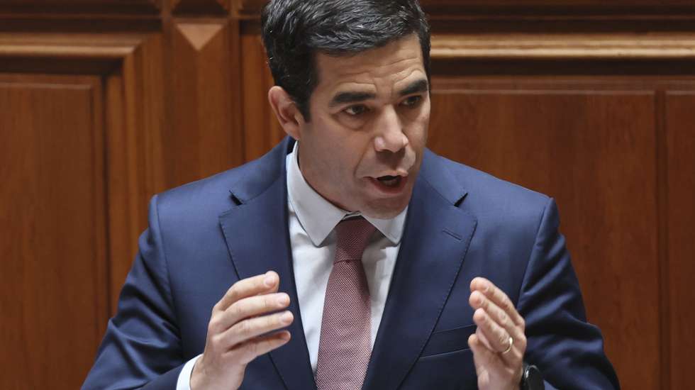 O ministro da Presidência, António Leitão Amaro, intervém no debate de urgência, requerido pelo Chega, sobre "o descontrolo na atribuição de nacionalidade e na necessidade de limitar o reagrupamento familiar", na Assembleia da República, em Lisboa, 25 de junho de 2025. MANUEL DE ALMEIDA/LUSA