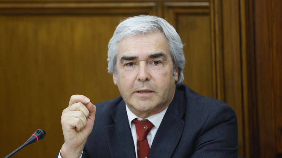 O ministro da Defesa Nacional, Nuno Melo, intervém durante a sua audição na Comissão de Defesa Nacional, no sentido de prestar esclarecimentos sobre a participação da Força Aérea Portuguesa no processo de helitransporte de emergência médica com o Instituto Nacional de Emergência Médica (INEM), na Assembleia da República, em Lisboa, 23 de julho de 2025. ANTÓNIO PEDRO SANTOS/LUSA