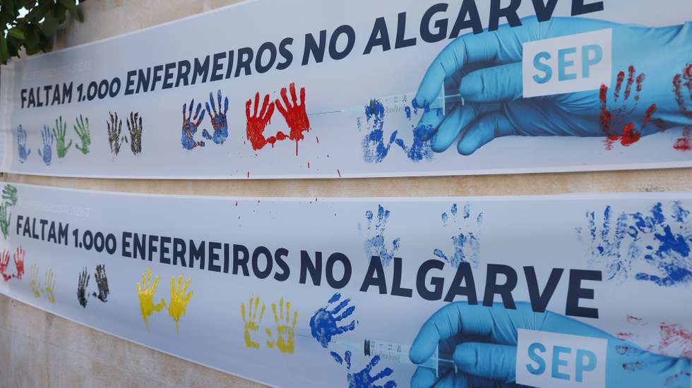 Greve dos enfermeiros da Unidade Local de Saúde (ULS) do Algarve até dia 23 de agosto de 2024, para exigir melhores condições laborais, remuneratórias e de horários, frente ao Hospital de Faro, 22 de agosto de 2024. LUÍS FORRA/LUSA