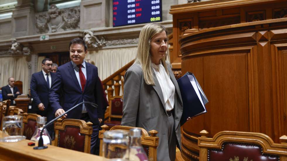 A ministra da Cultura, Juventude e Desporto, Margarida Balseiro Lopes (D), à chegada para a sua audição na Comissão de Orçamento, Finanças e Administração Pública, no âmbito da apreciação, na especialidade, da proposta do Orçamento do Estado, na Assembleia da República, em Lisboa, 04 de novembro de 2025. ANTÓNIO PEDRO SANTOS/LUSA