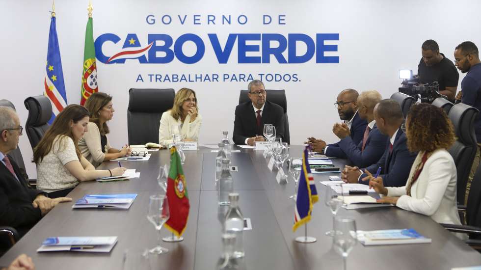 A ministra da Saúde, Ana Paula Martins (C-E), durante um encontro com o ministro da Saúde de Cabo Verde, Jorge Figueiredo (C-D), no Palácio do Governo, na Cidade da Praia, Cabo Verde, 28 de janeiro de 2026. ELTON MONTEIRO/LUSA