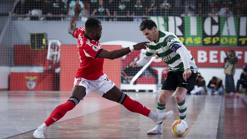 Benfica´s Arthur (L) in action with Sporting´s Merlim during the UEFA Futsal Champions League quarterfinal first leg match between Benfica and Sporting, at Luz Stadium, in Lisbon, Portugal, 23 February 2026. JOSE SENA GOULAO/LUSA