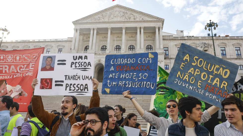 Manifestantes protestam durante a Marcha pela Vida, do Bairro Alto à Assembleia da República, em Lisboa, 21 de março de 2026. A Marcha pela Vida é a nova designação da Caminhada pela Vida em Lisboa, uma iniciativa pública que se realiza anualmente desde 2012, continuando uma tradição que remonta a 1998. É a principal manifestação pública pró-vida em Portugal. ANTÓNIO PEDRO SANTOS/LUSA