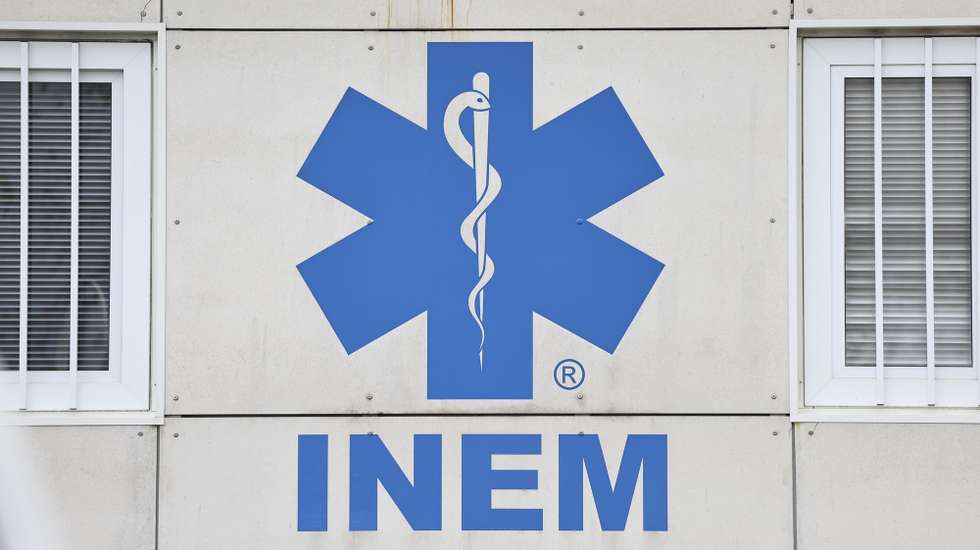 Simbolo do Instituto Nacional de Emergência Médica (INEM), na Amadora, 14 de janeiro de 2026. ANTÓNIO COTRIM/LUSA