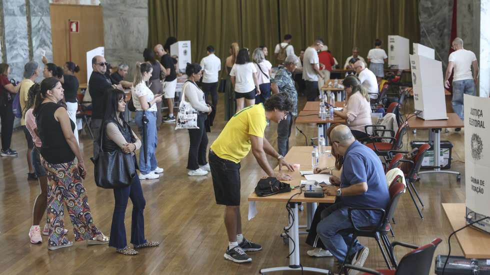 Cidadãos brasileiros exercem o seu direito de voto para eleger os novos representantes políticos para os cargos de Presidente, governador, senador, deputado federal e deputado estadual ou distrital, na Cidade Universitária, em Lisboa, 04 de outubro de 2026. ANTONIO PEDRO SANTOS/LUSA