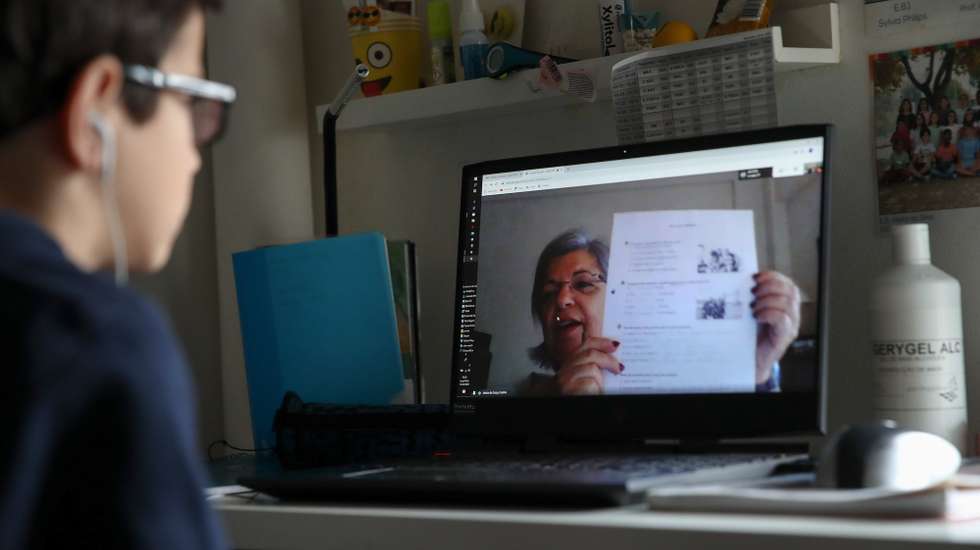 Um aluno do ensino básico durante uma aula online devido à pandemia de coronavírus (Covid-19), Lisboa, 14 de abril de 2020. Com o início do terceiro período regressa o modelo de ensino à distância, uma vez que o executivo decidiu manter a suspensão das aulas presenciais para todos os alunos do ensino obrigatório, admitindo apenas o eventual regresso às escolas dos alunos dos 11.º e 12.º ano, devido à pandemia da covid-19. MANUEL DE ALMEIDA/LUSA