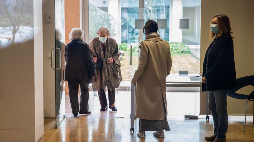 Utentes taguardam pela sua vez para votarem no Lar de Idosos Casas da Cidade, em Lisboa, 19 de janeiro de 2021. Cerca de13,000  pessoas a nível pessoal e 989 inscreveram-se para votar no domicílio nas Eleições Presidenciais que têm lugar a 24 de janeiro. JOSÉ SENA GOULÃO/LUSA