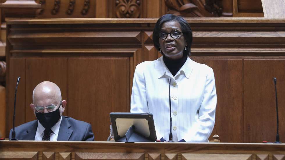 A ministra da Justiça, Francisca Van Dunem (D), ladeada pelo secretário de Estado Adjunto e da Justiça, Mário Belo Morgado (E), durante a sua audição na Comissão de Assuntos Constitucionais, Direitos, Liberdades e Garantias, na Assembleia da República, em Lisboa, 04 de maio de 2021. MIGUEL A. LOPES/LUSA