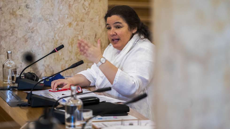 A ministra da Modernização do Estado e da Administração Pública, Alexandra Leitão, durante a sua audição na Comissão de Administração Pública, Modernização Administrativa, Descentralização e Poder Local, na sequência de requerimento apresentado pelo grupo parlamentar do PCP, sobre atropelos aos direitos dos trabalhadores de empresas contratadas pelo Estado para a prestação de serviços, na Assembleia da República, 07 de julho de 2021. JOSÉ SENA GOULÃO/LUSA