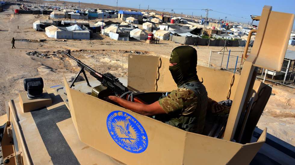 epa10140350 A fighter of Syria Democratic Forces (SDF) takes up position during a search operation inside the al-Hol camp for refugees in al-Hasakah governorate, northeastern Syria, 26 August 2022. The SDF forces launched a search campaign inside al-Hol camp in search of people suspected of belonging to Islamic State 'IS' cells, as well as searching for weapons and verifying the identities of the camp residents. The SDF media office announced the arrest of 27 suspects belonging to IS cells, and discovered trenches dug by IS elements inside the camp during the operation.  EPA/AHMED MARDNLI