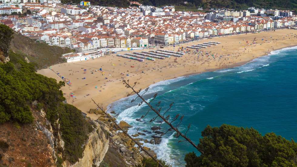 Na praia da Nazaré, na sexta-feira, os banhos foram proibidos após uma falha técnica que originou uma descarga nos esgotos pluviais e maus cheiros. Este domingo, a proibição foi levantada