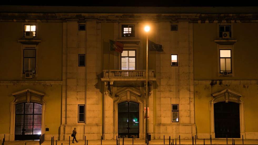 Vários especialistas em administração pública ouvidos pela CNN Portugal admitem que a não publicação em Diário da República contraria o que está previsto na lei